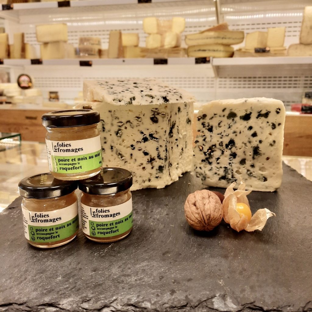 Chutney de poire et noix au miel pour accompagner vos fromages à pâtes persillées comme le Roquefort. Idéal pour agrémenter la composition de votre plateau de fromage.