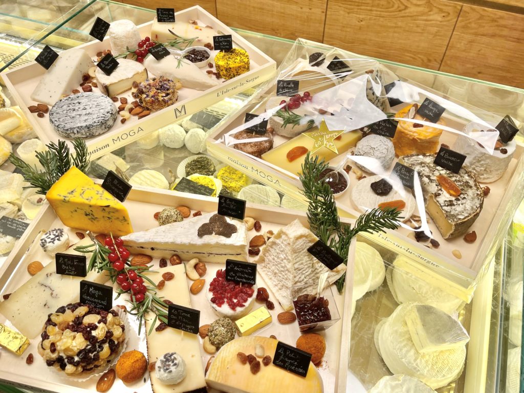Trois plateaux de fromages composés de manière différente dans la fromagerie de la Maison Moga à L’Isle-sur-la-Sorgue