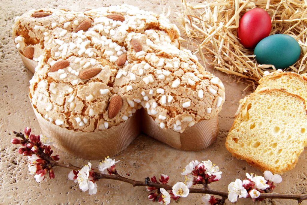 Colombe de Paques traditionnelle avec des pépites de sucre et des amandes.