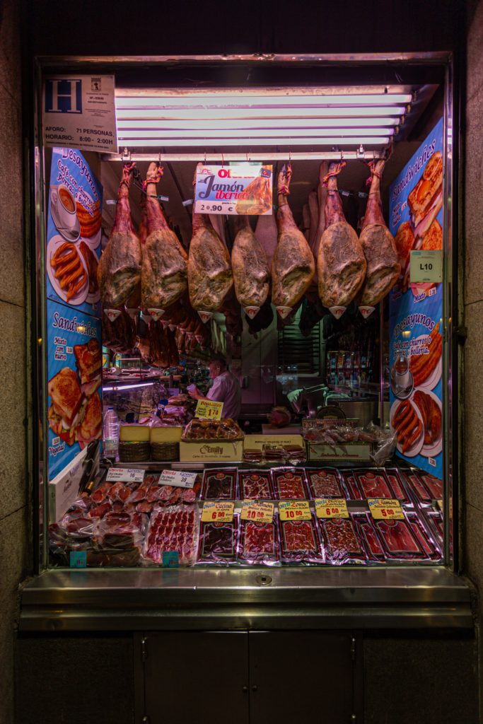 Vitrine d’une charcuterie espagnole proposant différents produits tels que la Cecina, du jambon ou encore de la longe de Bellota.