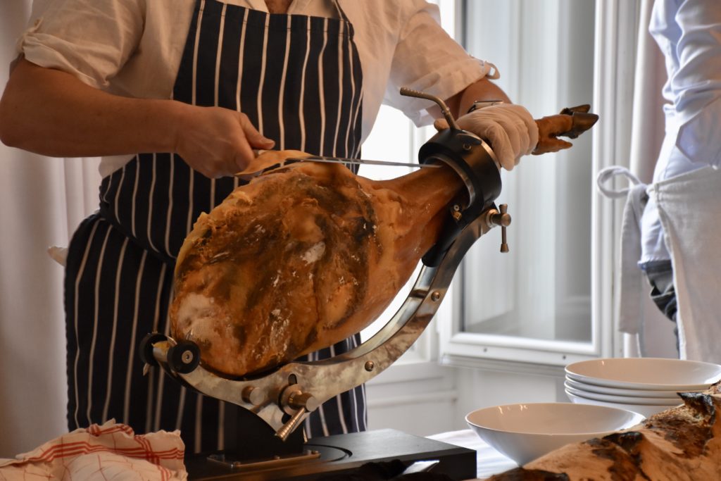 Jambon Bellota à la coupe lors d’une soirée privée à la Maison Moga.