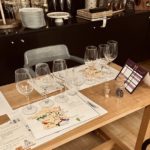 Mise en place pour atelier de dégustation vins et fromages à la Maison Moga à l’Ise-sur-la-Sorgue