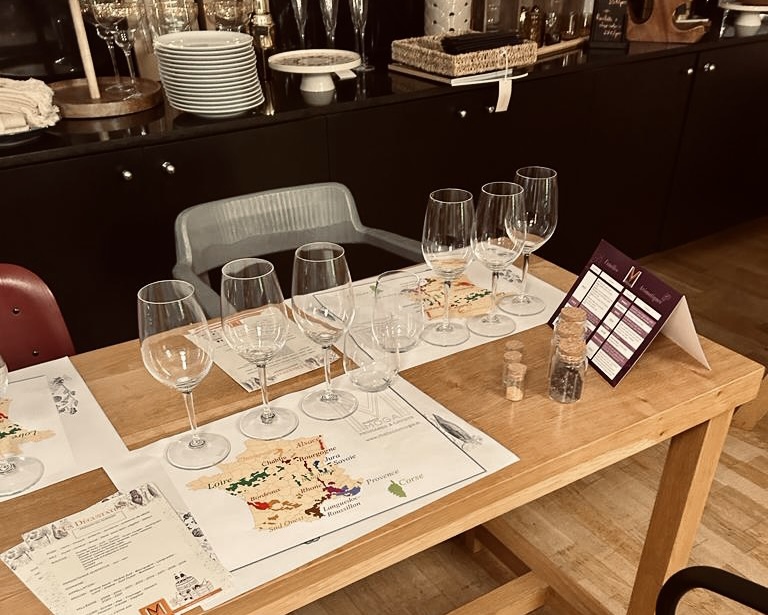 Mise en place pour atelier de dégustation vins et fromages à la Maison Moga à l’Ise-sur-la-Sorgue