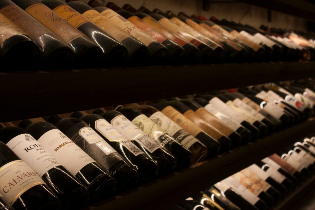 Bouteilles rangées dans une cave. Cave à vins, comment bien conserver son vin ?