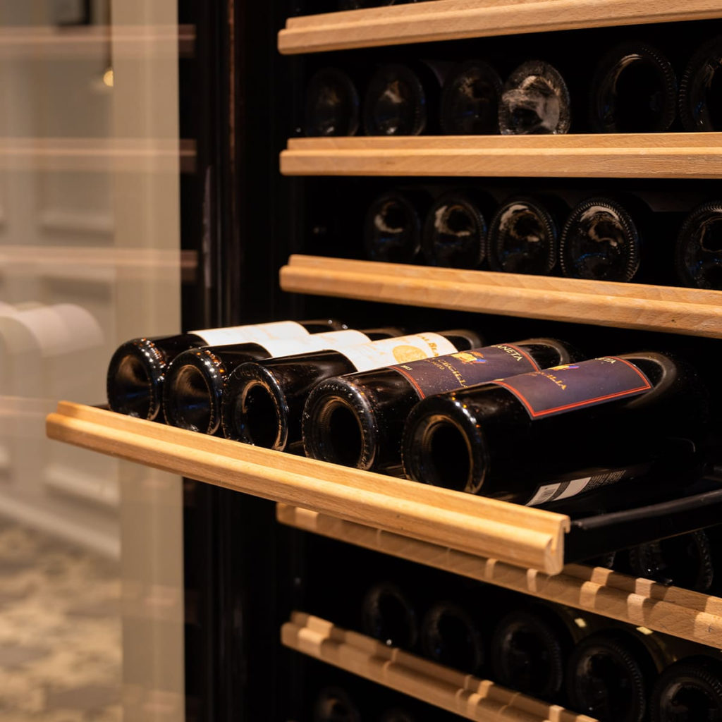 Bouteilles de vin rangées dans une cave de vieillissement. Une autre solution pratique pour bien conserver son vin.