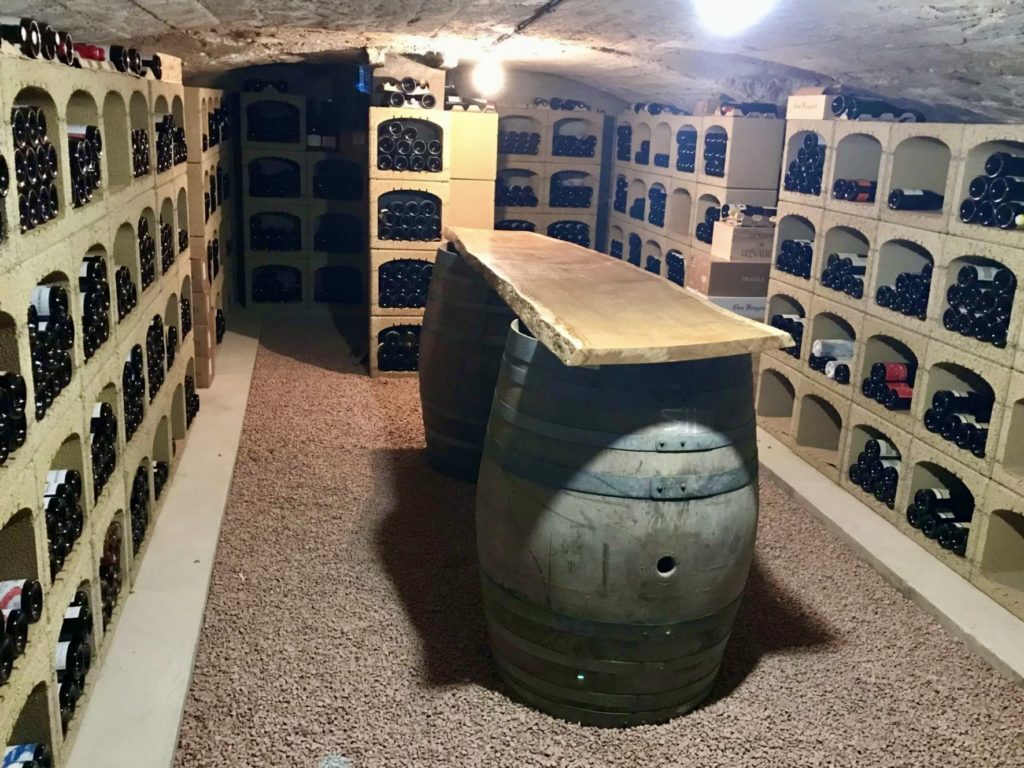 Cave enterrée aménagée pour y déguster aussi le vin.