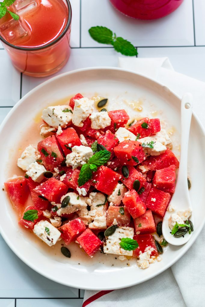 Recette fromages d’été: Salade colorée avec feta, pastèque et menthe, idéale pour les repas d’été