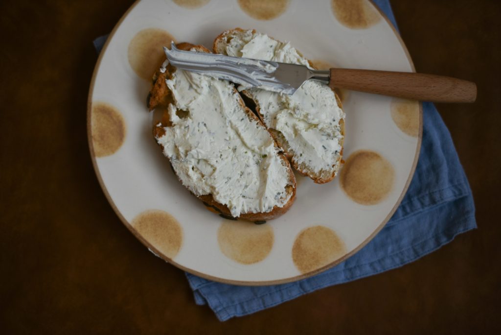 Recette fromages d’été: Tartines de pain garnies de fromage frais et d’herbes, parfaites pour un apéritif d’été