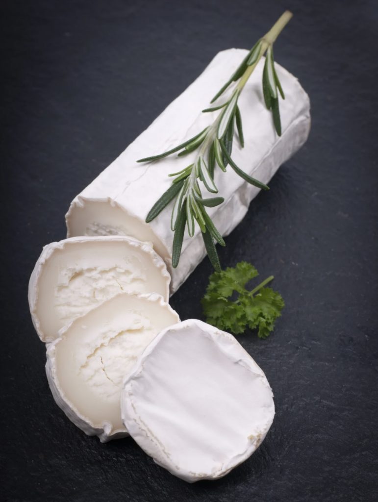 Fromage de chèvre frais sur ardoise , parfait pour les recettes estivales avec des fromages d’été