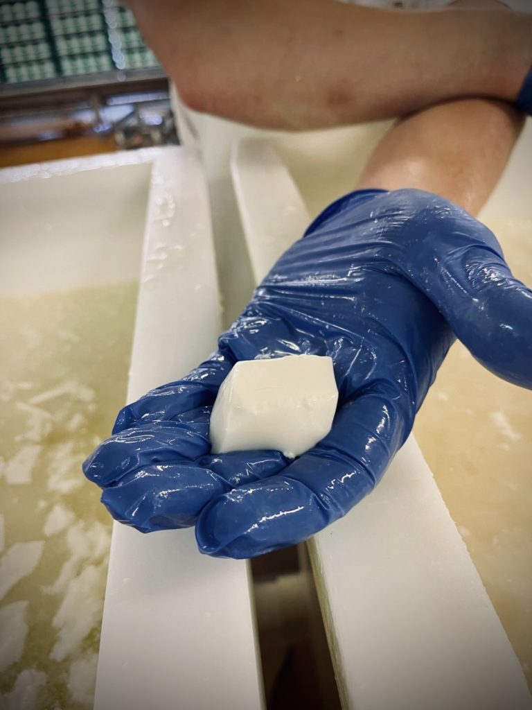 Le cube de caillé, début du Langres fermier !