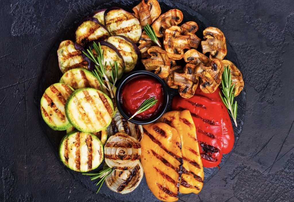 Légumes grillées au barbecue parfaits pour accompagner votre fromage grillé.
