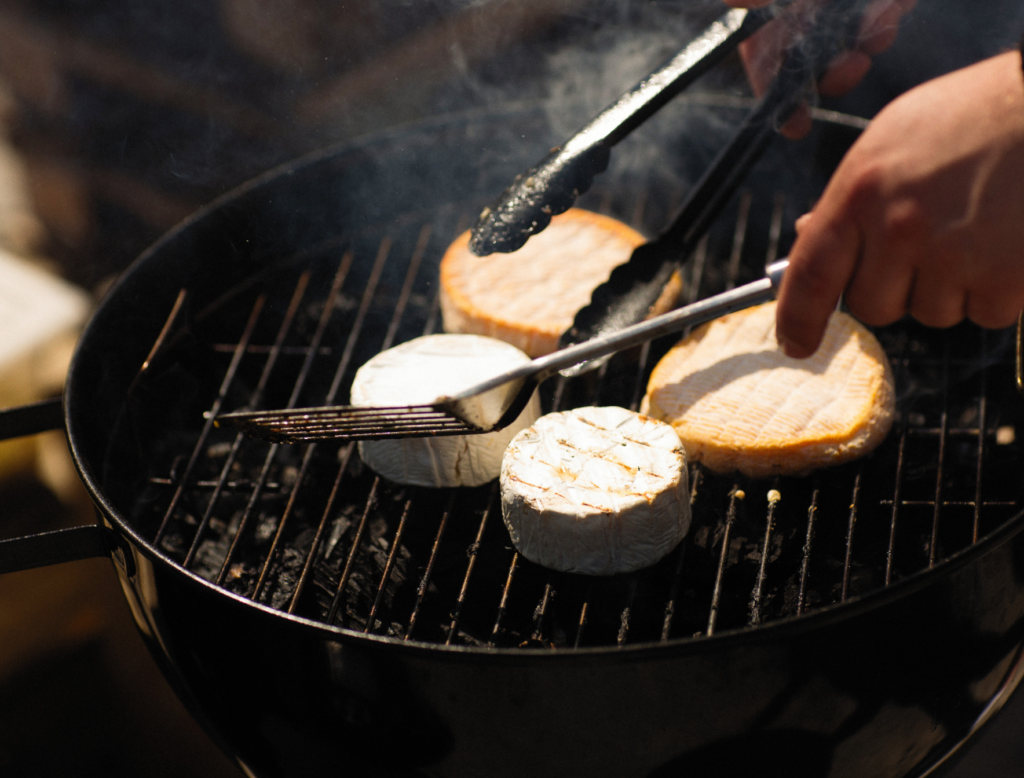 Fromage grillé au barbecue, original pour l’été 