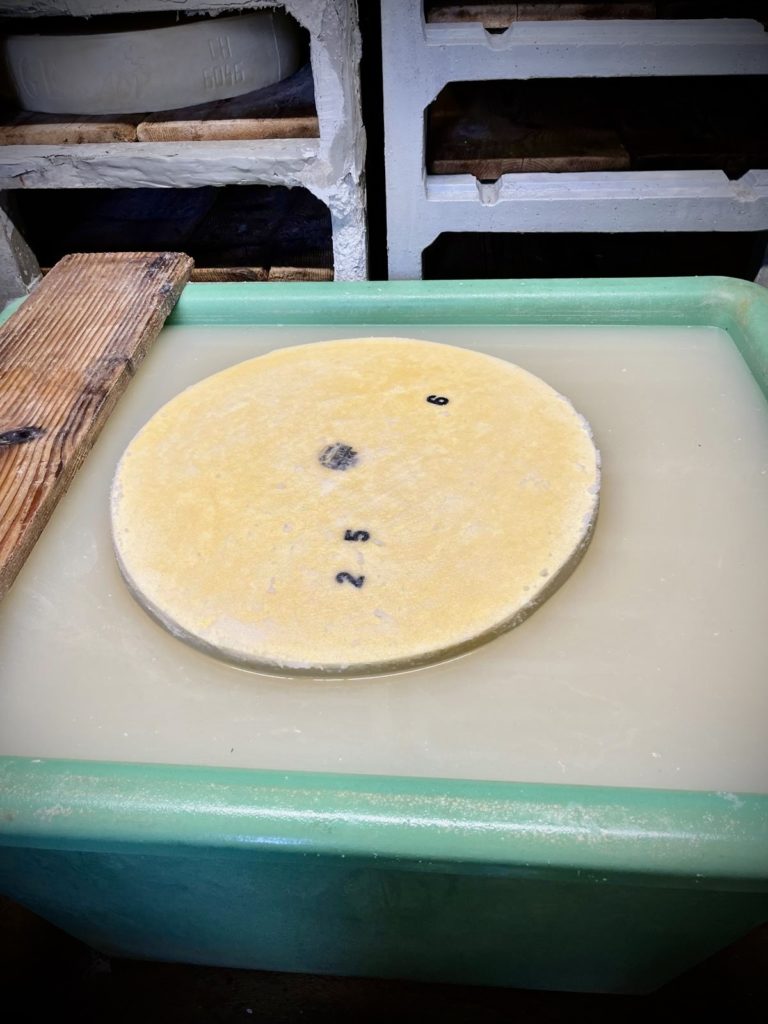 Le bain de saumure, étape essentielle à la fabrication du gruyère