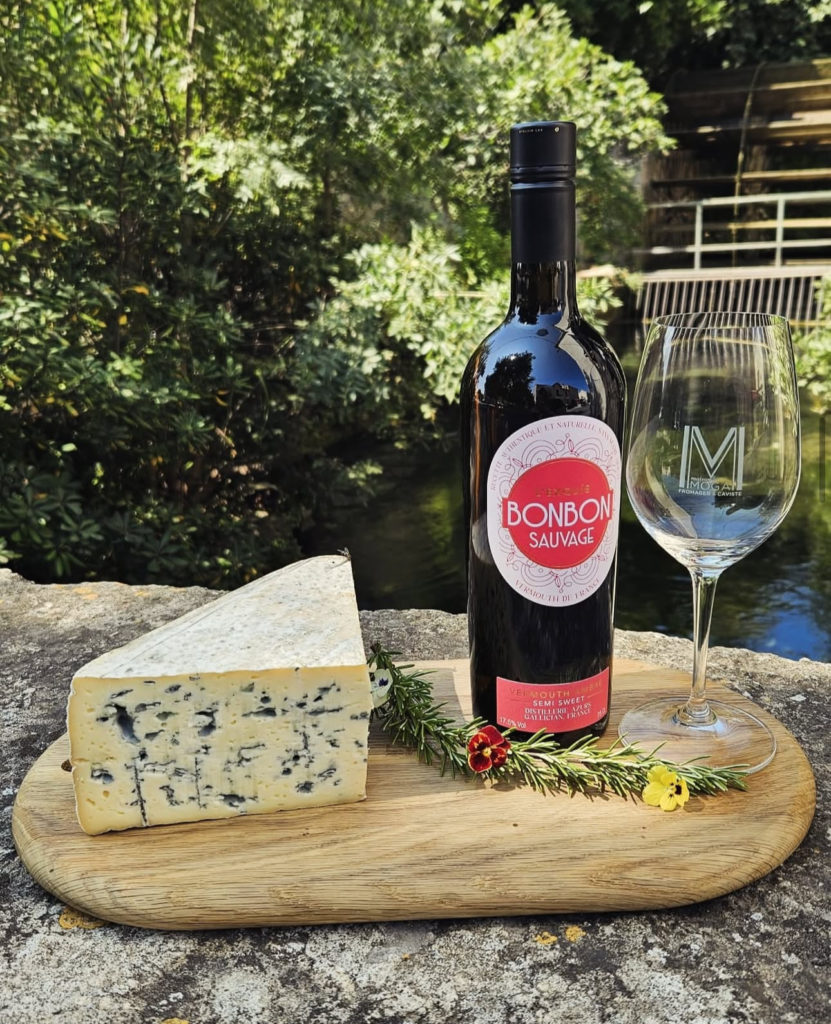 Fromages bleus et accord orignal comme ici avec un Vermouth ambré semi sweet.