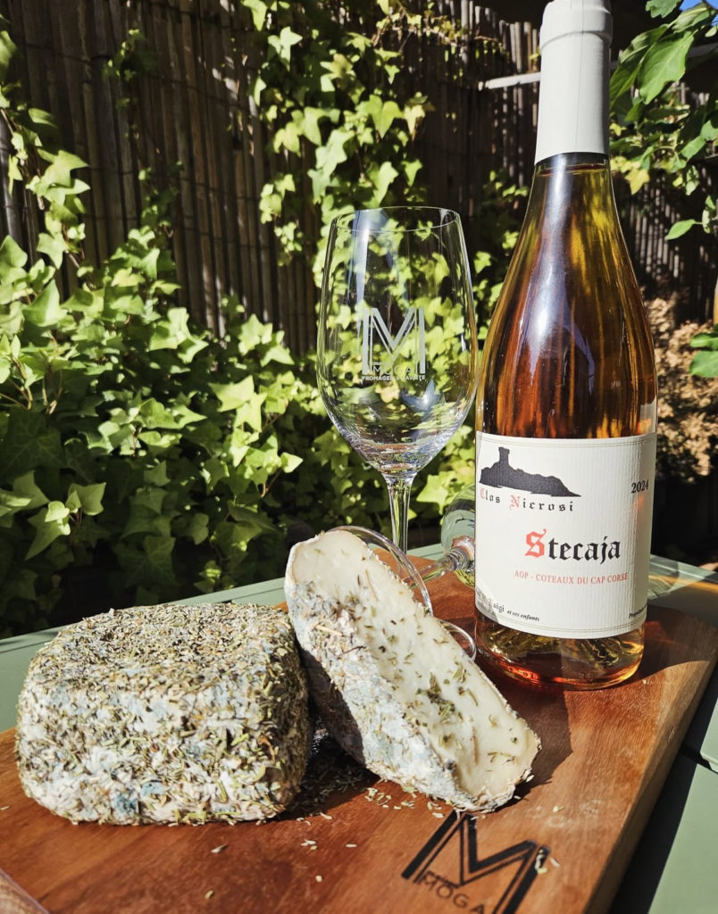 Le Brin d’Amour, affinage du fromage Corse de brebis aux herbes sauvages (thym, romarin, sarriette..).