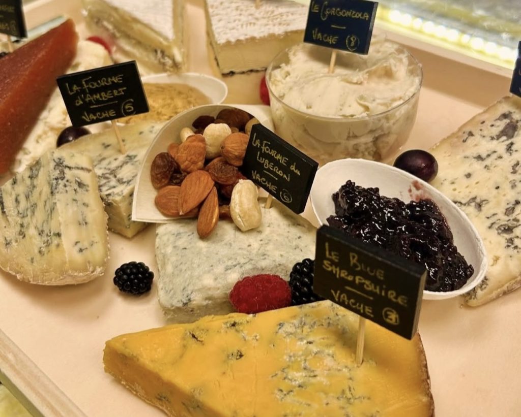 Plateau de fromages d’automne avec quelques fromages bleus comme le Blue Shropshire, le gorgonzola, la fourme d’Ambert, fourme Uhartia