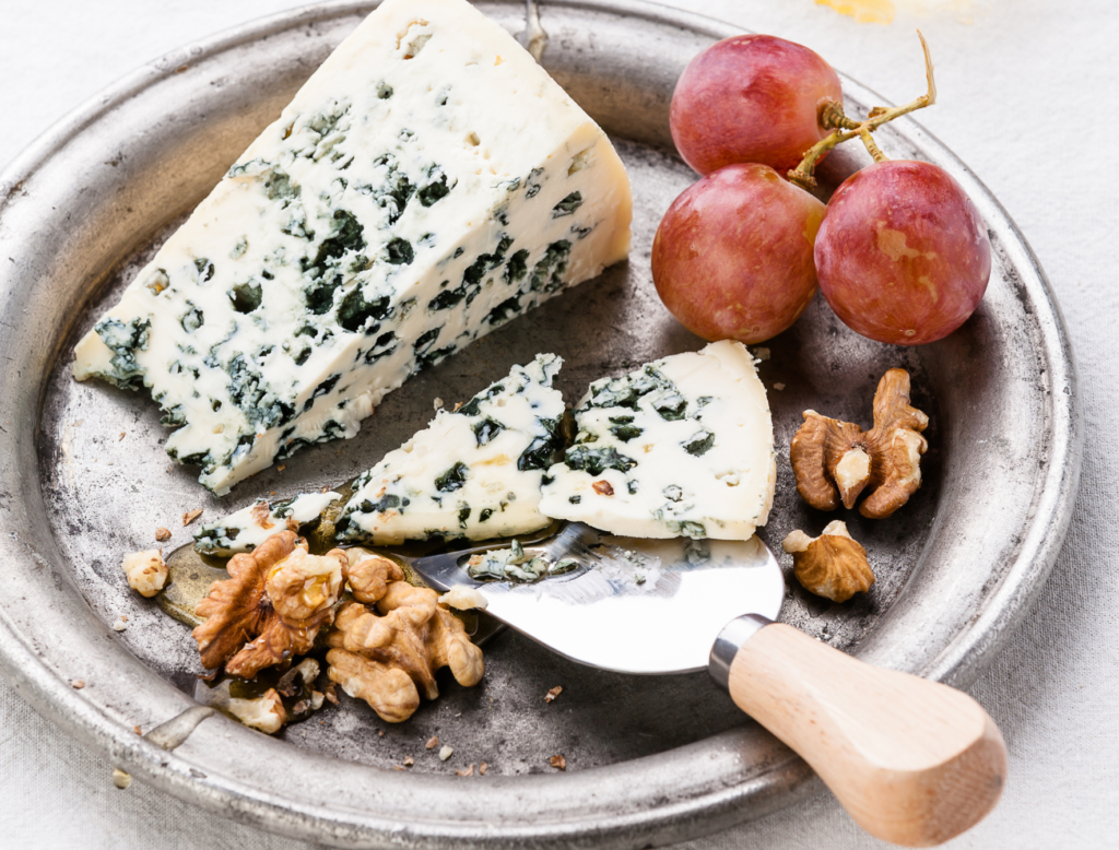 Fromages bleus: ici du roquefort, accompagné de raisins et de noix