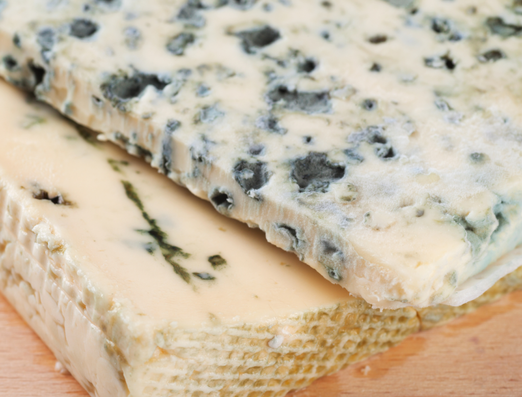 Tranches de fromages bleus montrant le persillage bleu caractéristique