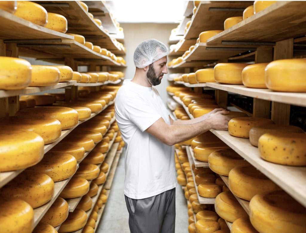 Le geste de l’affineur, primordial pour l’affinage du fromage