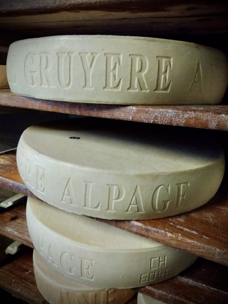 La fabrication du gruyère d’alpage est faite en été, uniquement en altitude.