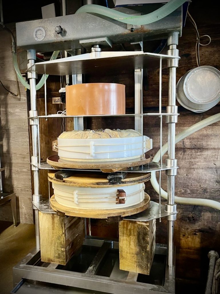 Presse, avec moules en bois et plastique nécessaires à la fabrication du gruyère