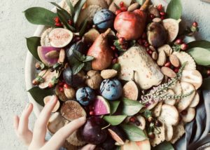 Plateau de fromages d’automne avec fruits, crackers, et noix accompagnements pour le fromage