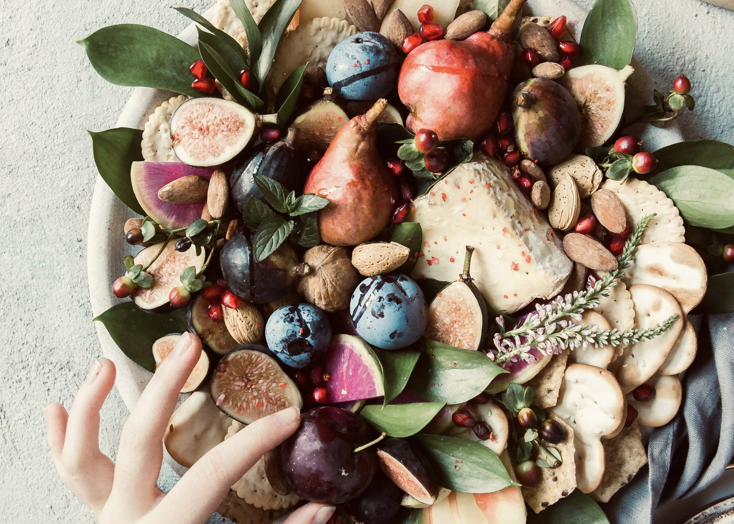 Plateau de fromages d’automne avec fruits, crackers, et noix accompagnements pour le fromage