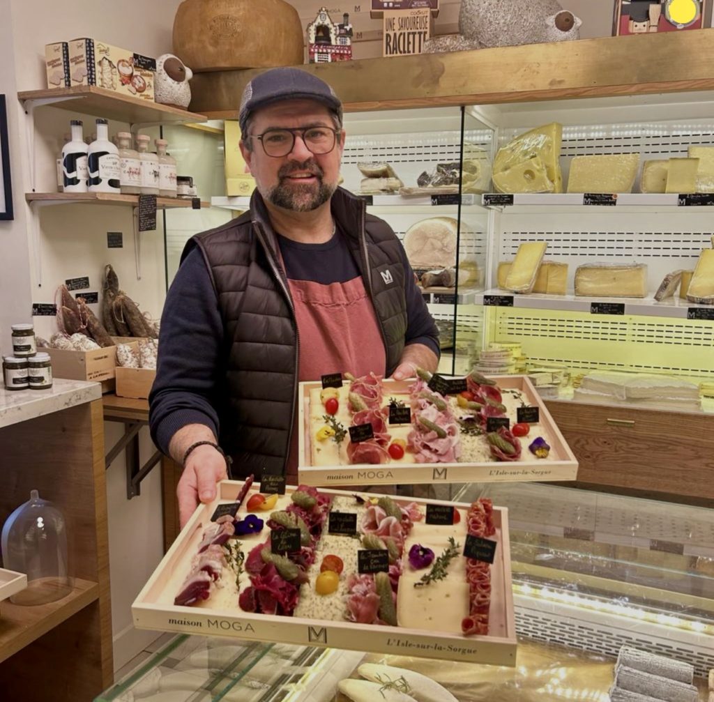Le plateau de raclette et sa charcuterie, une valeur sûre des recettes au fromage en hiver.