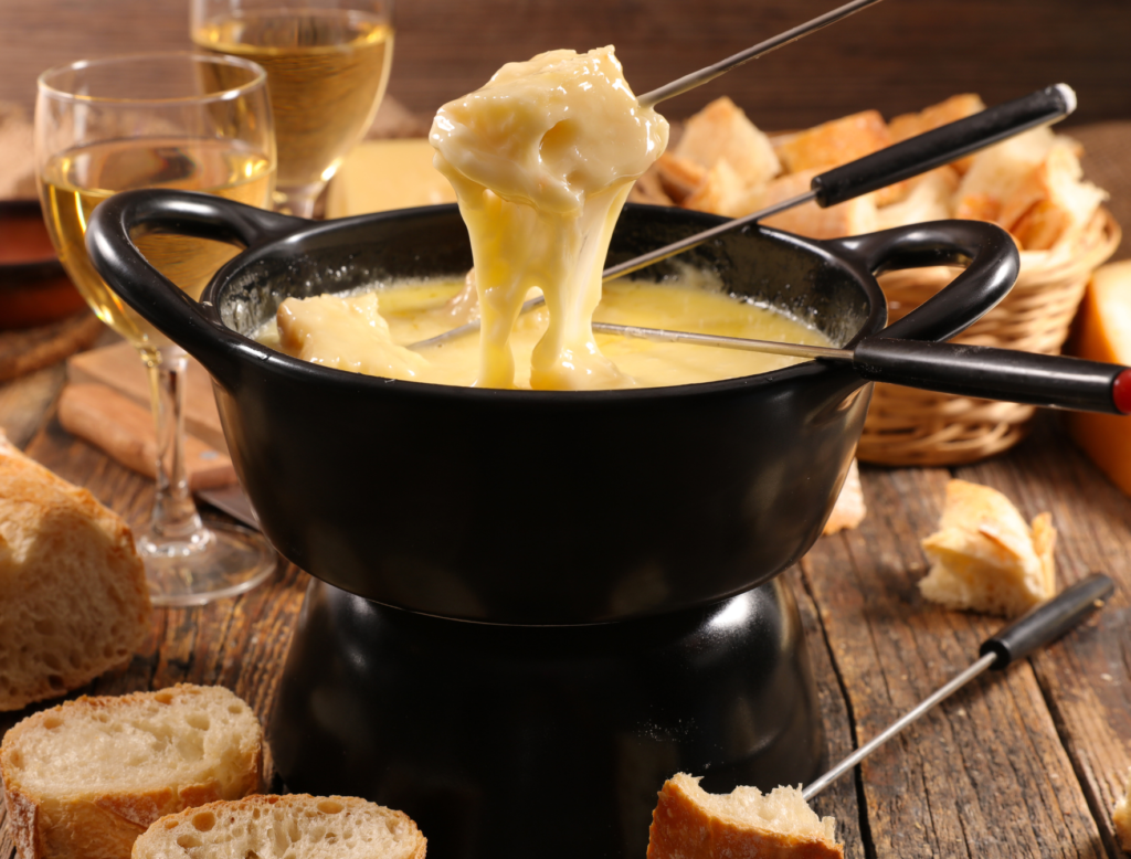 La fondue au fromage, un des piliers des recettes au fromage en hiver.