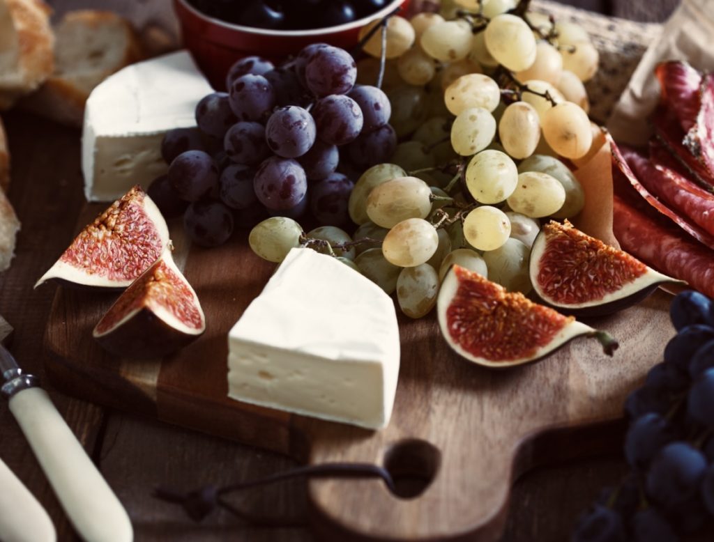 Fruits frais de saison (raisins, figues) en accompagnements pour le fromage