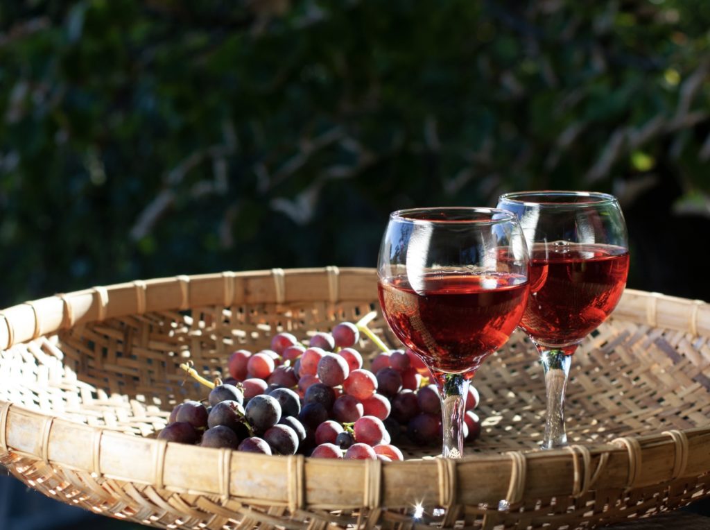 Verre de Beaujolais nouveau, vin rouge fruité et léger