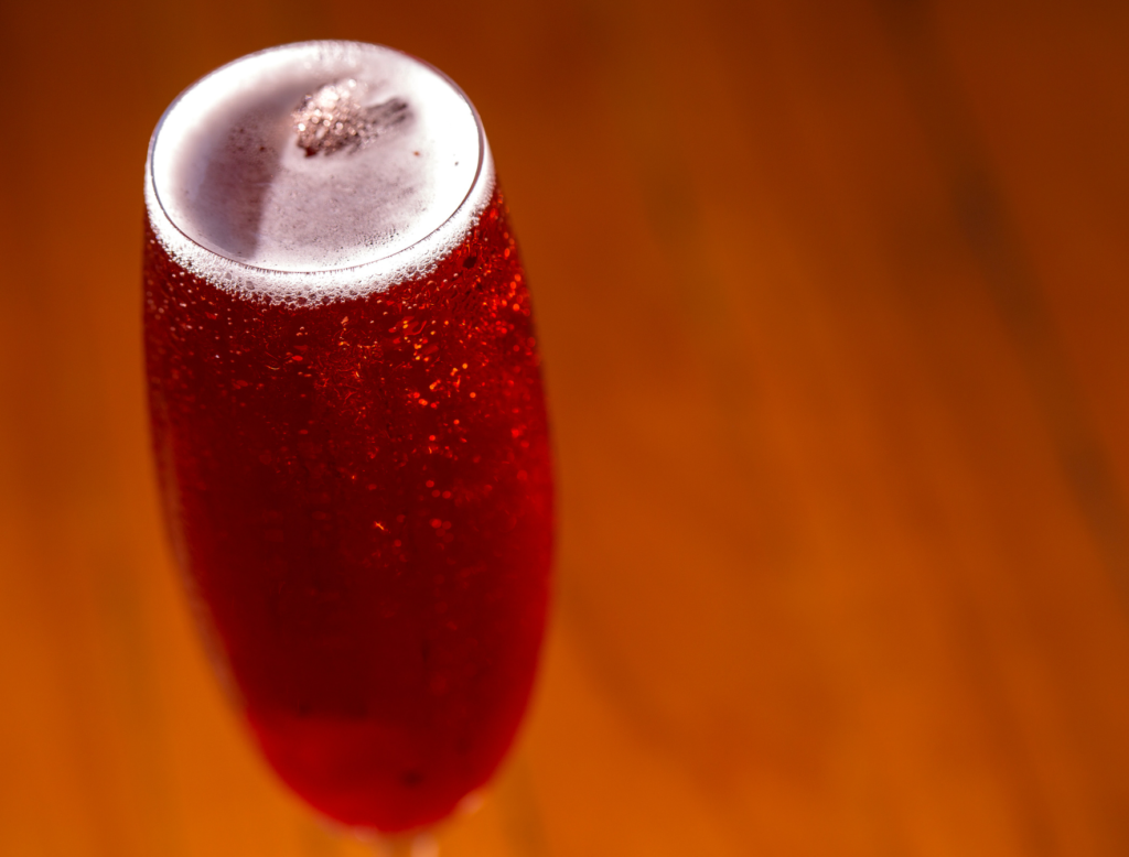 Le Kir Royal au crémant ou champagne et liqueur artisanale, l’incontournable cocktails à base de vin, apéritif festif