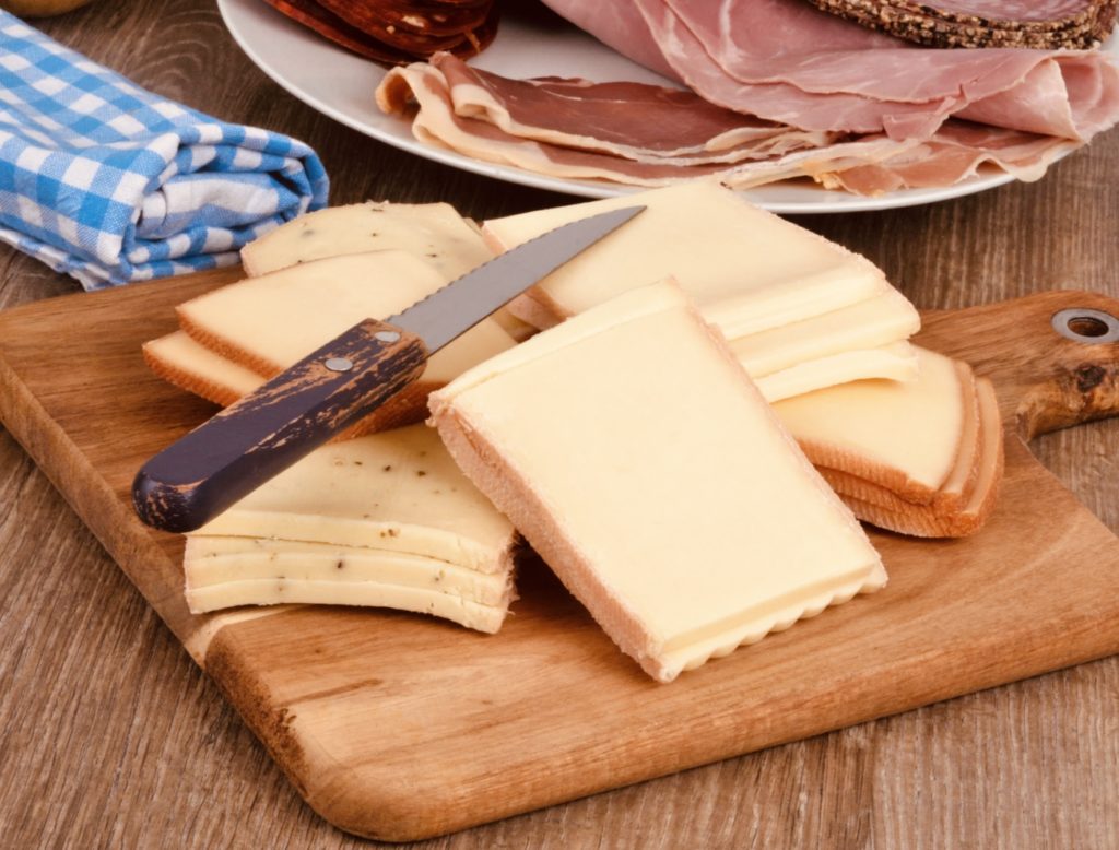 Fromages, raclette ici, idéal pour vos recettes de tartines d’hiver