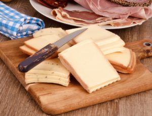 Fromages, raclette ici, idéal pour vos recettes de tartines d’hiver