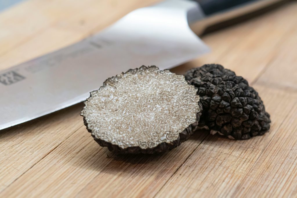 Truffe noire coupée en deux