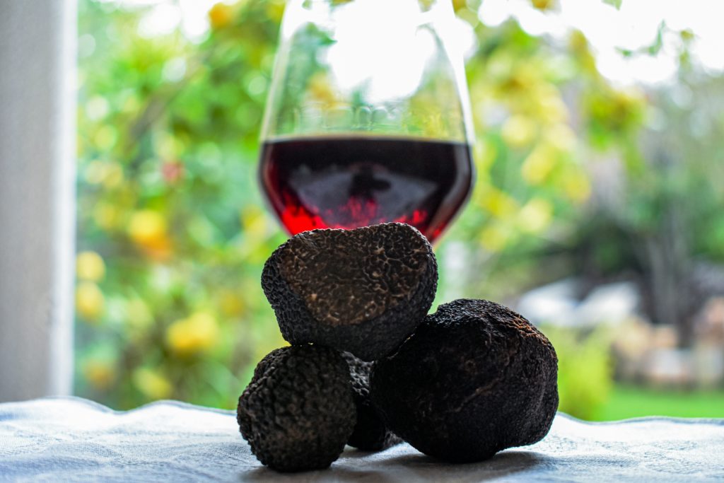 Un vin pour accompagner la truffe : un vin rouge mais fin et souple