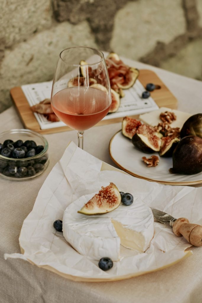 Vin rosé et fromage type camembert