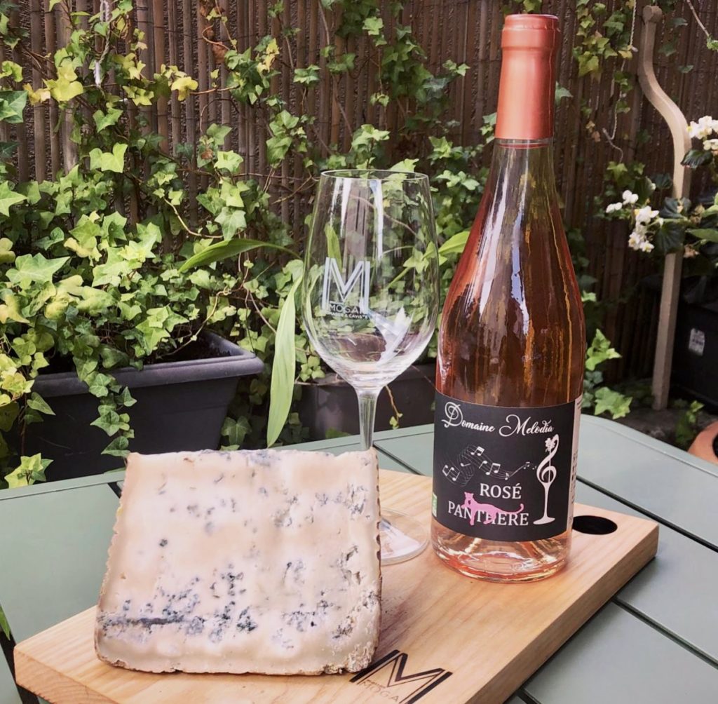Vin rosé et fromage à pâte persillée