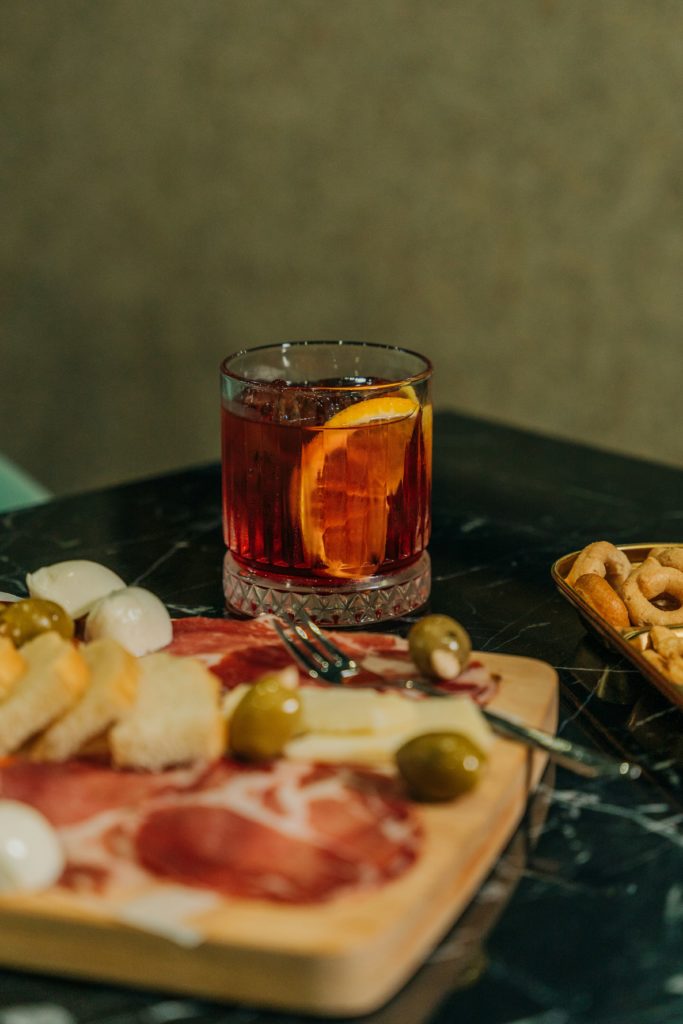 Cocktails au gin: le négroni français