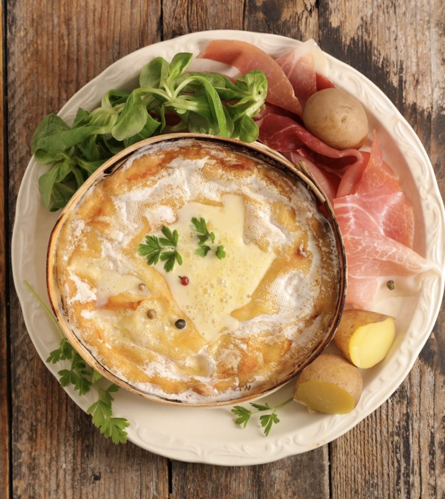 Le mont d’or chaud ou froid: chaud, accompagné de charcuterie et pommes de terre